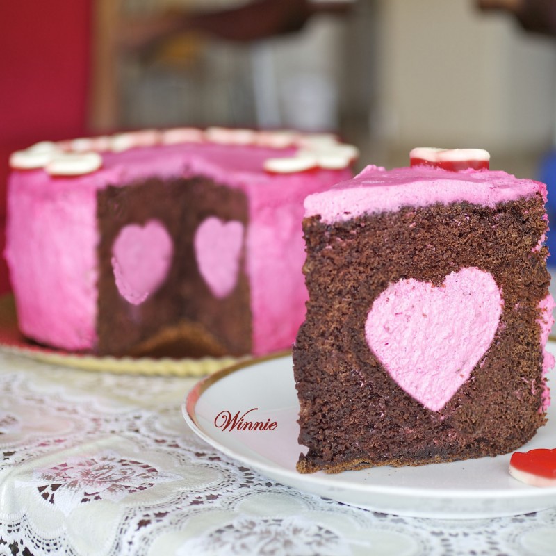 צילום – בן כהן לסטודיו דרור כץ Chocolate cake with strawberry mousse heart